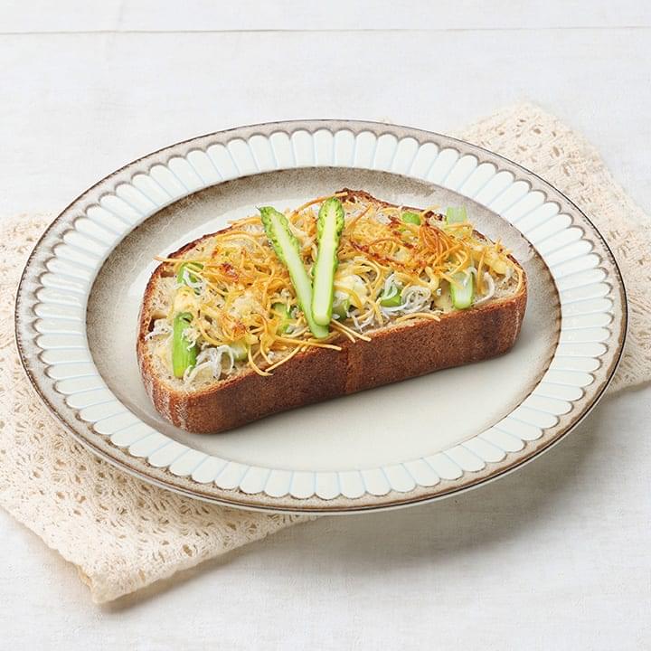 蕎麦粉豆乳ベシャメルソースdeアスパラガスしらすタルティーヌ